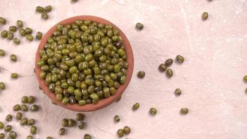 feijão verde também conhecido como mung dal, vigna radiata, feijão verde ou moong dal isolado no fundo branco foto