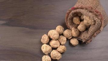 pedaços de soja crua em fundo escuro. carne de soja saudável e nutritiva, pedaços isolados. conceito de comida vegana. foto