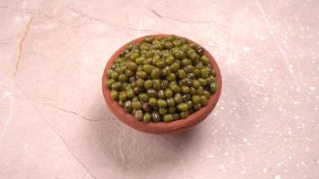 feijão verde também conhecido como mung dal, vigna radiata, feijão verde ou moong dal isolado no fundo branco foto