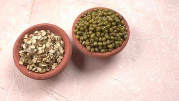 feijão verde também conhecido como mung dal, vigna radiata, feijão verde ou moong dal isolado no fundo branco foto