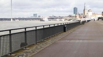 dusseldorf, alemanha - 20 de fevereiro de 2020 vista do rio reno, passeio e ponte. vista sobre uma caminhada nas margens do rio Reno em Düsseldorf em um dia claro de primavera, Renânia do Norte-Vestfália. foto