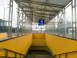ucrânia, kiev - 26 de setembro de 2019. o sinal é uma passagem subterrânea de pedestres na entrada da passagem subterrânea. passagem de pedestres subterrânea amarela vazia. foto