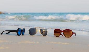 óculos de sol na areia linda praia de verão cópia espaço conceito de férias. foto