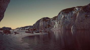 8k praia de areia entre rochas na costa do oceano atlântico em portugal foto