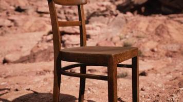 cadeira de madeira velha nas rochas do grand canyon foto