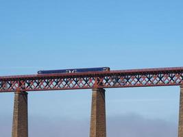 Forward Bridge over Firth of Forward em Edimburgo foto