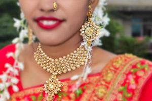 noiva indiana mostrando joias no pescoço foto