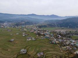 vista aérea da cidade de baijnath. tiro de drone do distrito de bageshwar. foto