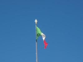 bandeira italiana da itália no céu azul foto