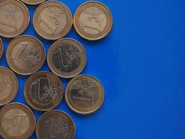 moedas de euro, união europeia sobre azul com espaço de cópia foto