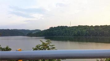 vista do pôr do sol na ponte sei ladi batam indonésia 30 de janeiro de 2022 foto