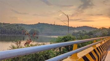 vista do pôr do sol na ponte sei ladi batam indonésia 30 de janeiro de 2022 foto