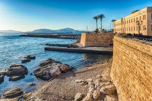 vista sobre as muralhas históricas em alghero, sardenha, itália foto