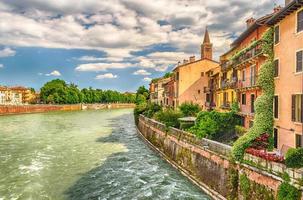 vista sobre o rio adige em verona, itália