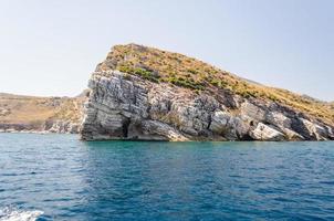 litoral bonito selvagem na reserva natural de zingaro, sicília, itália foto