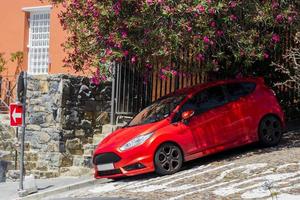 carro esporte vermelho inclinado, distrito de bo-Kaap, cidade do cabo. foto