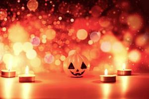 fundo de halloween luz de velas laranja decorado feriados conceito festivo - caras engraçadas jack o lanterna abóbora decorações de halloween para acessórios de festa objeto com luz de vela bokeh foto