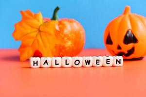 fundo de halloween com folhas outono em laranja e azul feriados decorados conceito festivo - caretas engraçadas jack o lanterna abóbora decorações de halloween para objetos de acessórios de festa foto