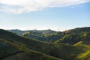 turbina eólica paisagem energia natural verde eco power conceito em turbinas eólicas fazenda fundo de céu azul. foto