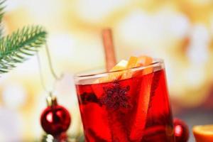 vinho quente de natal férias deliciosas como festas com canela laranja anis estrelado especiarias para bebidas tradicionais de natal férias de inverno copos de vinho quente tinto caseiro foto