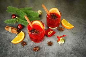 vinho quente de natal férias deliciosas como festas com canela laranja anis estrelado especiarias para bebidas tradicionais de natal férias de inverno copos de vinho quente tinto caseiro foto