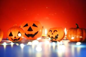 fundo de halloween luz de velas laranja decorado feriados conceito festivo - caras engraçadas jack o lanterna abóbora decorações de halloween para acessórios de festa objeto com luz de vela bokeh foto