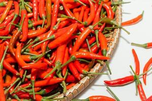 flocos de pimenta vermelha fresca orgânica com especiarias tailandesas. foto