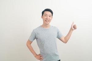 homem asiático com a mão apontando ou apresentando em fundo branco foto
