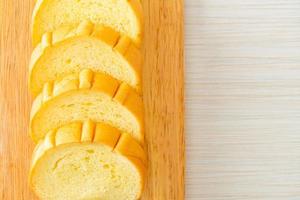 Pão de batata fatiado na tábua de madeira foto