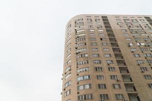 complexo residencial de vários andares contra o céu. arquitetura urbana foto