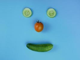 conceito criativo de comida saudável com um padrão de rosto sorridente. legumes para dieta foto