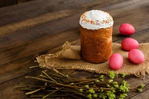 bolo de páscoa e ovos de páscoa mesa de celebração festiva definindo decoração tradicional e guloseimas foto