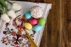 bolo de páscoa e ovos de páscoa mesa de celebração festiva definindo decoração tradicional e guloseimas foto