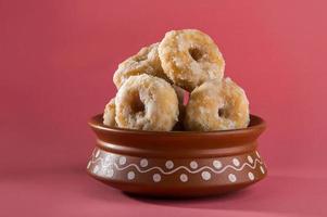 Balushahi de comida doce tradicional indiana em um fundo rosa foto