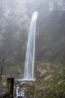 pequena cachoeira com jatos de água brancos leitosos na floresta austríaca. foto