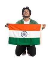 jovem com bandeira indiana ou tricolor em fundo branco, dia da independência indiana, dia da república indiana foto