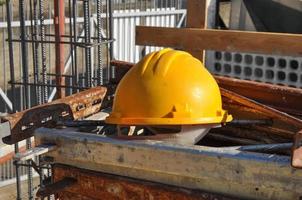 capacete de segurança amarelo foto