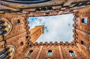 vista de baixo, pátio do palazzo pubblico, siena, itália foto