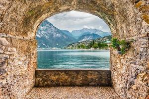varanda de pedra com vista para o lago de garda da cidade de torbole, itália foto