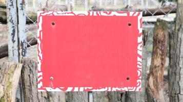 tabuleta metálica em branco vermelha em cima do muro para design de modelo de arte. formulário em branco. copie o espaço para o seu texto ou logotipo. foto