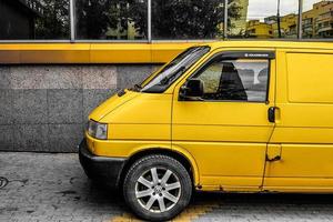 ucrânia, kiev - 27 de março de 2020. transportador amarelo em amarelo sobre um fundo de um edifício amarelo. foto