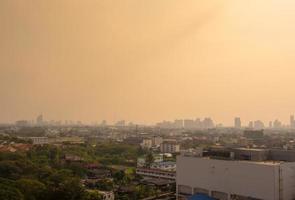 Bangkok City Downtown Cityscape urbano da cidade no meio da névoa ou poluição atmosférica. Imagem de alta e ampla vista da cidade de Banguecoque à luz suave foto