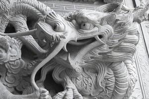 uma parede com escultura de pedra de dragão no templo chinês. foto