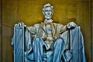 monumento de abraham lincoln dentro do memorial de lincoln, washington dc, eua foto