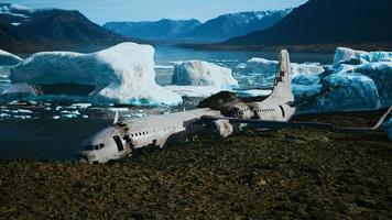 velho avião quebrado na praia da islândia foto