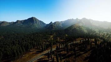 8k vista panorâmica aérea da paisagem de uma estrada cênica nas montanhas canadenses foto