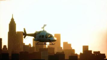 helicóptero de silhueta no fundo da paisagem da cidade foto
