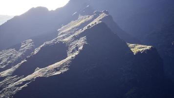 panorama aéreo da paisagem das montanhas rochosas foto