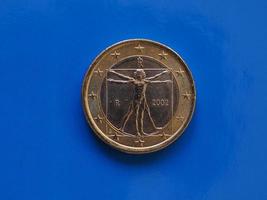 moeda de 1 euro, união europeia, itália sobre azul foto