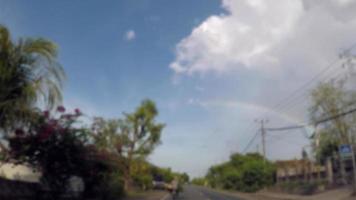 paisagem desfocada durante o dia na rua em bali, indonésia, com espaço de texto de cópia. foto